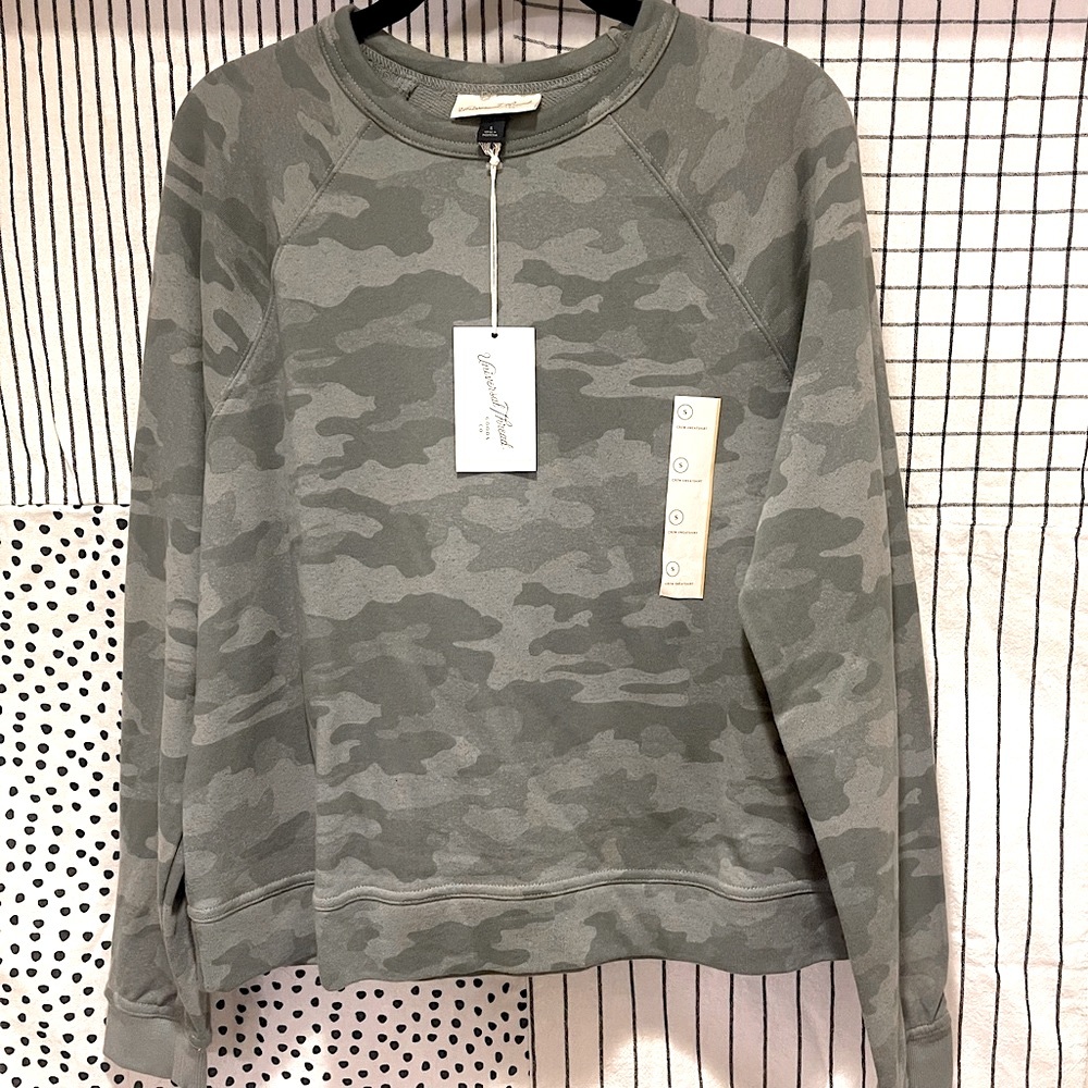 Universal Thread Dark Green Camouflage Womens Sweatshirt Size Small NWT
